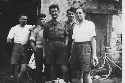 1 : Gérald Coppenrath : 1er plan à droite (chemise blanche), au maquis