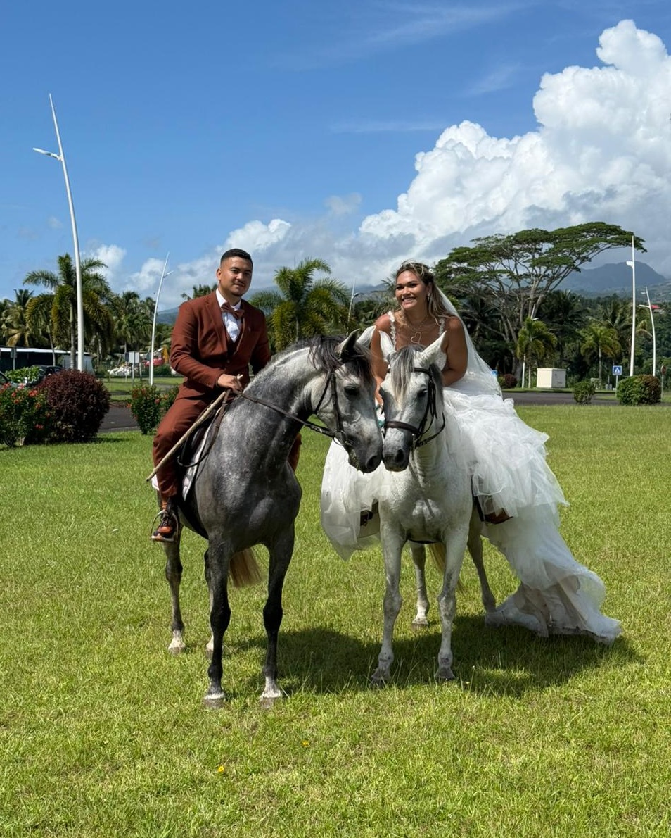 “On a immortalisé le plus beau jour de notre vie avec nos chevaux”, se réjouissent Maeva et Bradley Picard (Crédit : DR).