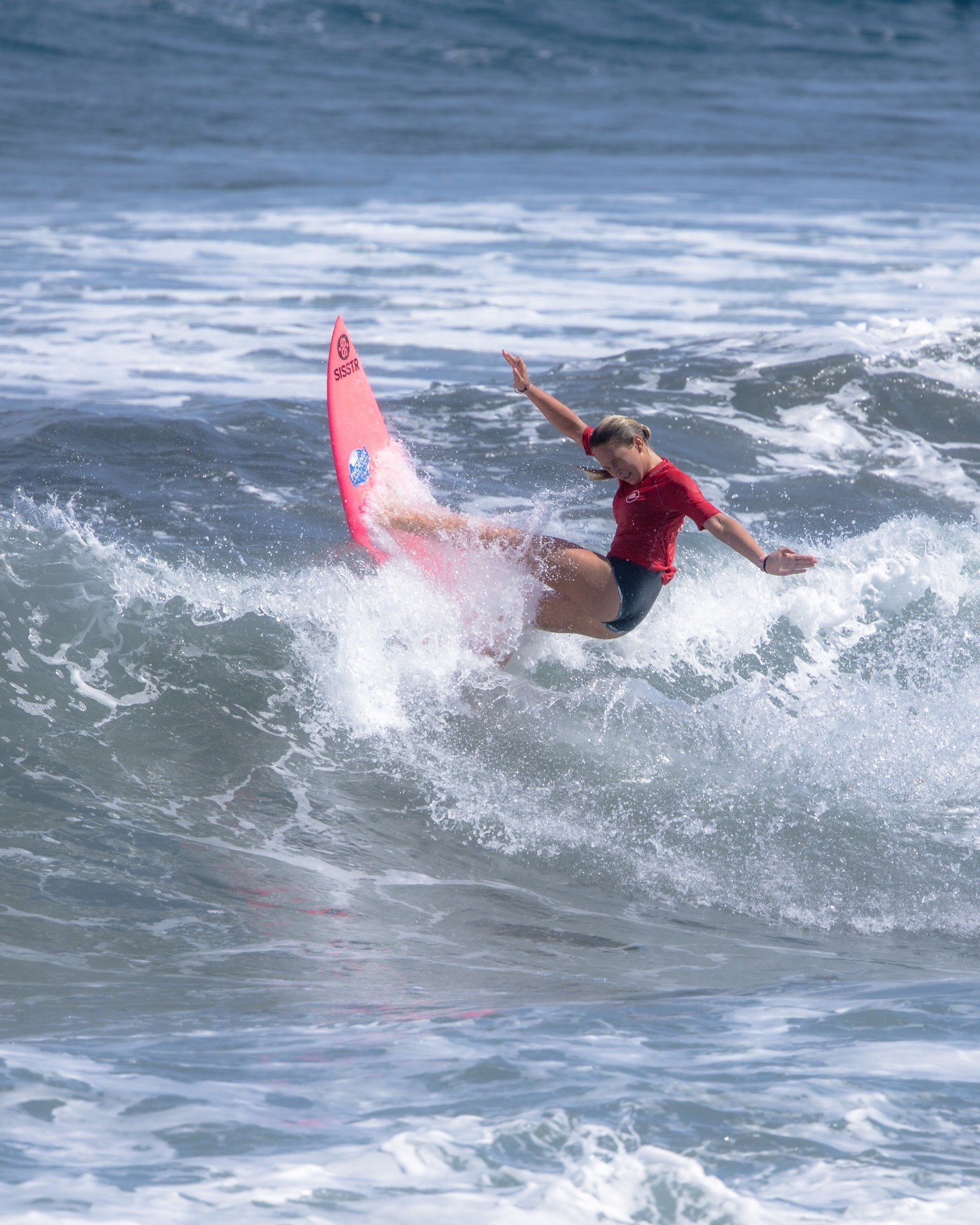 Miliani Simon s’impose en surf Open femmes et entretient le suspense en haut du classement.