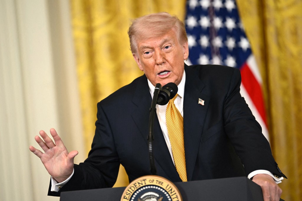 Trump voit de "bonnes chances" d'un accord avec l'Iran mais le menace encore