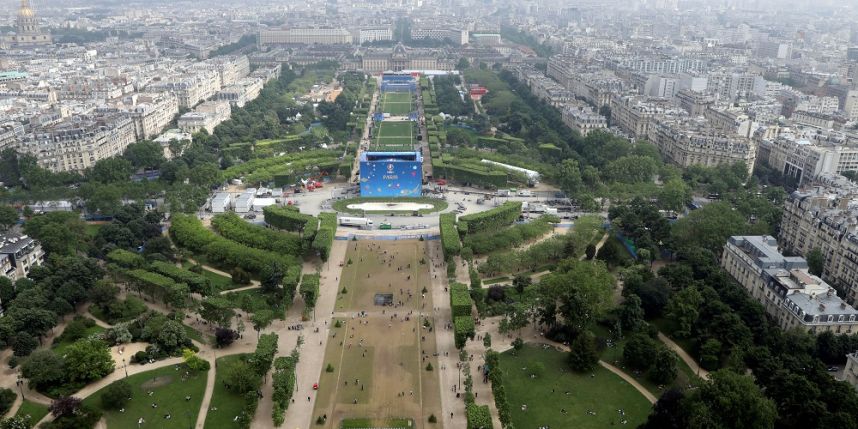 Euro-2016: la grande fan zone de la Tour Eiffel est ouverte