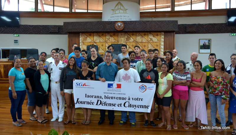 Ces jeunes ont suivi leur JDC dans les locaux de l'Assemblée. La photo souvenir avec le président de l'institution était obligatoire ! Ravahere Temau, 19 ans, à la recherche d'un emploi