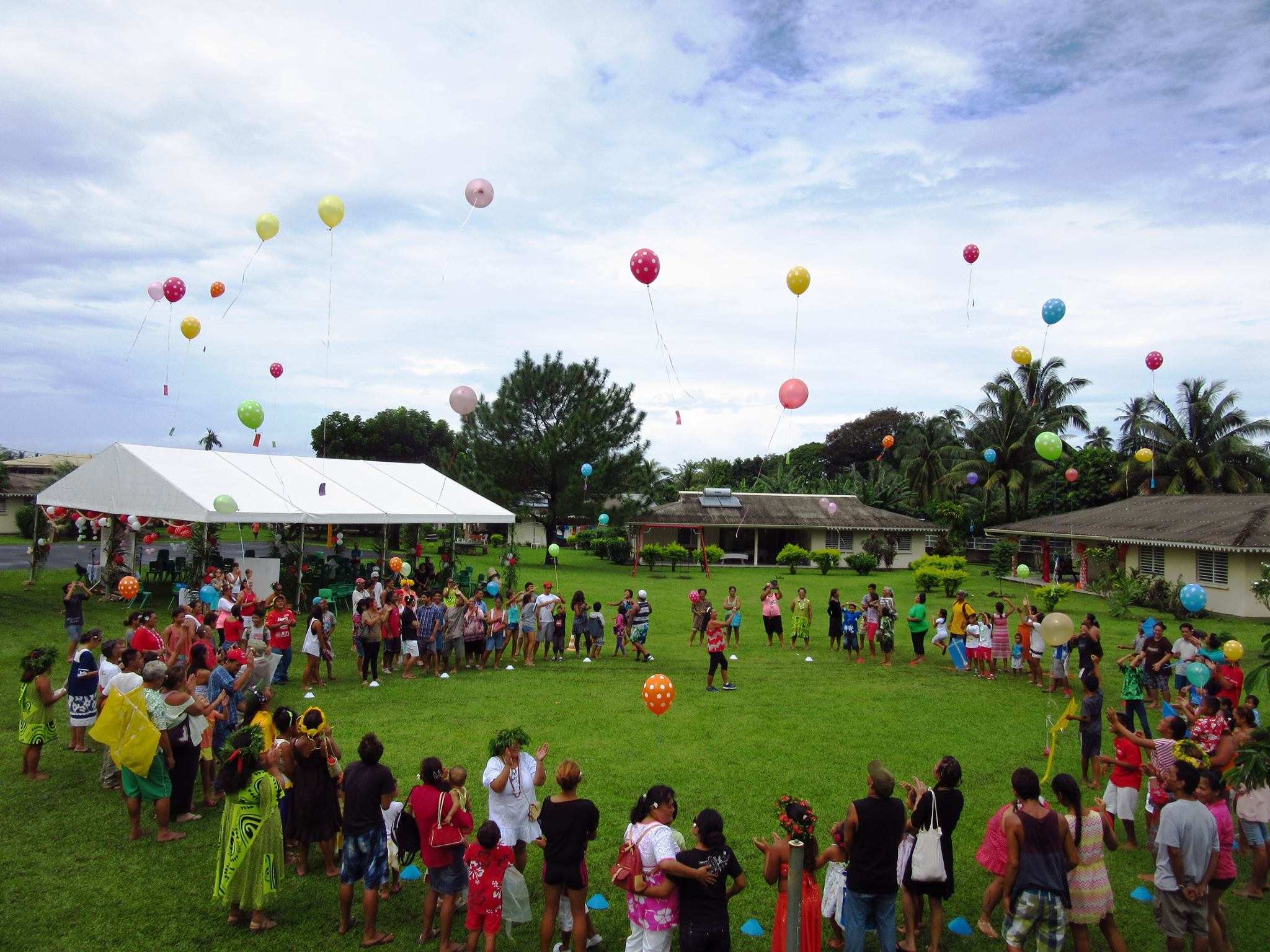 Lâcher de ballons lors de la récente Journée Frères & Sœurs au Village d'enfants SOS de Papara.