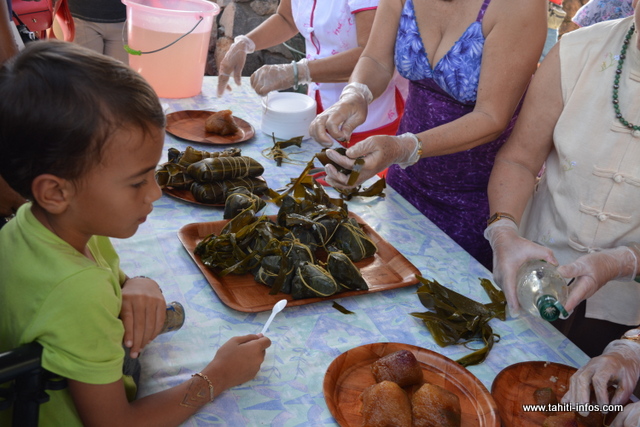 Pour célébrer la fête du tsoung, le public a eu droit à une démonstration de la préparation de ce met, pour le bonheur des petits et des grands