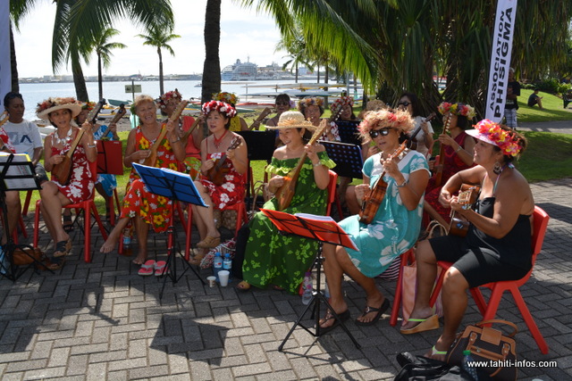 Le groupe des vahine de l'association Phisigma avec leur ukulele samedi, pour démontrer que la communauté chinoise s'est bien imprégnée de la culture polynésienne