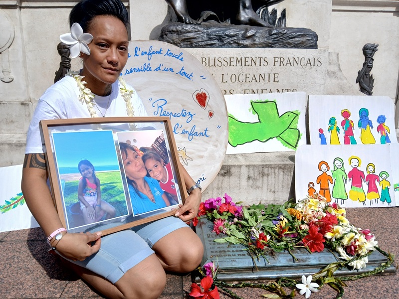“Le deuil, il n'y a pas d'heure, il n'y a pas de jour, c'est tout le temps. C'est quand tu ouvres tes yeux, c'est quand tu t'endors, c'est quand tu rentres à la maison, c'est dans tout ce que tu fais. C'est encore plus dur parce que je n'ai aucune réponse à mes questions”, nous a confié Herevai, la maman de la petite Ayden, émue aux larmes. crédit photo SD