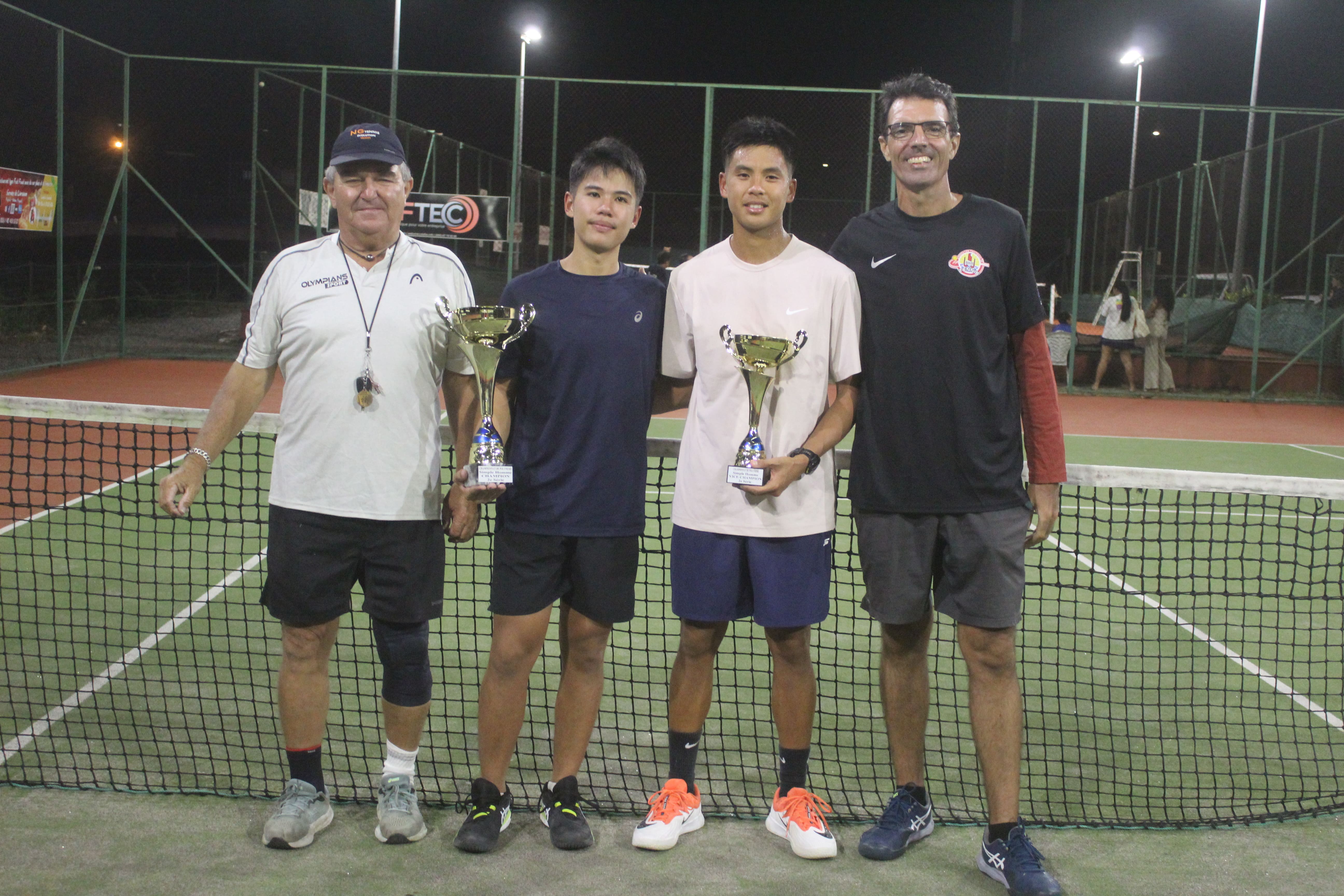 Noah Ah Kim Win Chin (en bleu) a décroché son premier titre de champion de Polynésie élite face à Heimanarii Lai San (en blanc). Nicolas Guibal, l’entraîneur de Noah, et Nicolas Queyron, l’arbitre de la finale, les entourent.