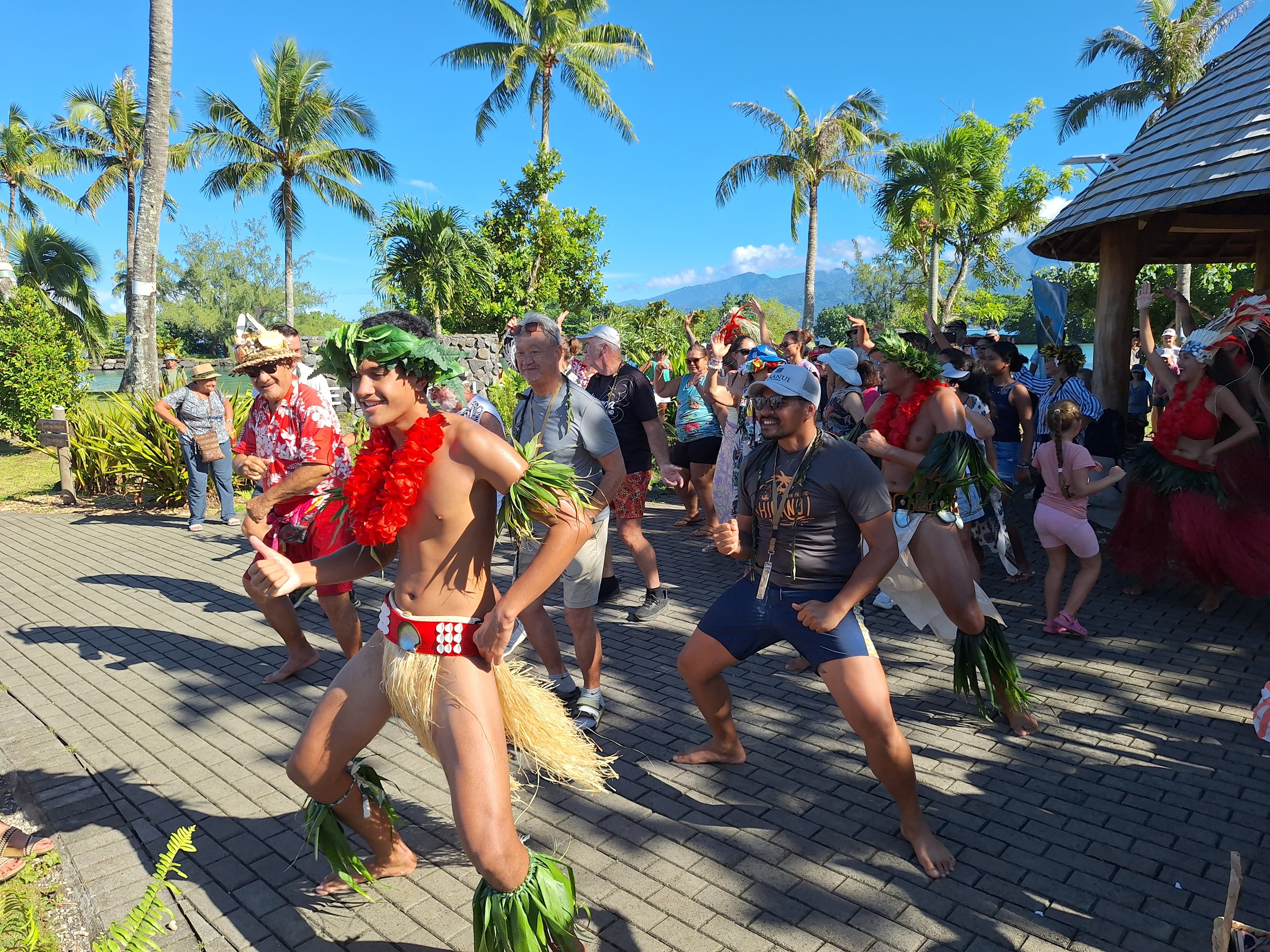 Touristes et membres d’équipage se sont joints aux danseurs de Teva i Tai.