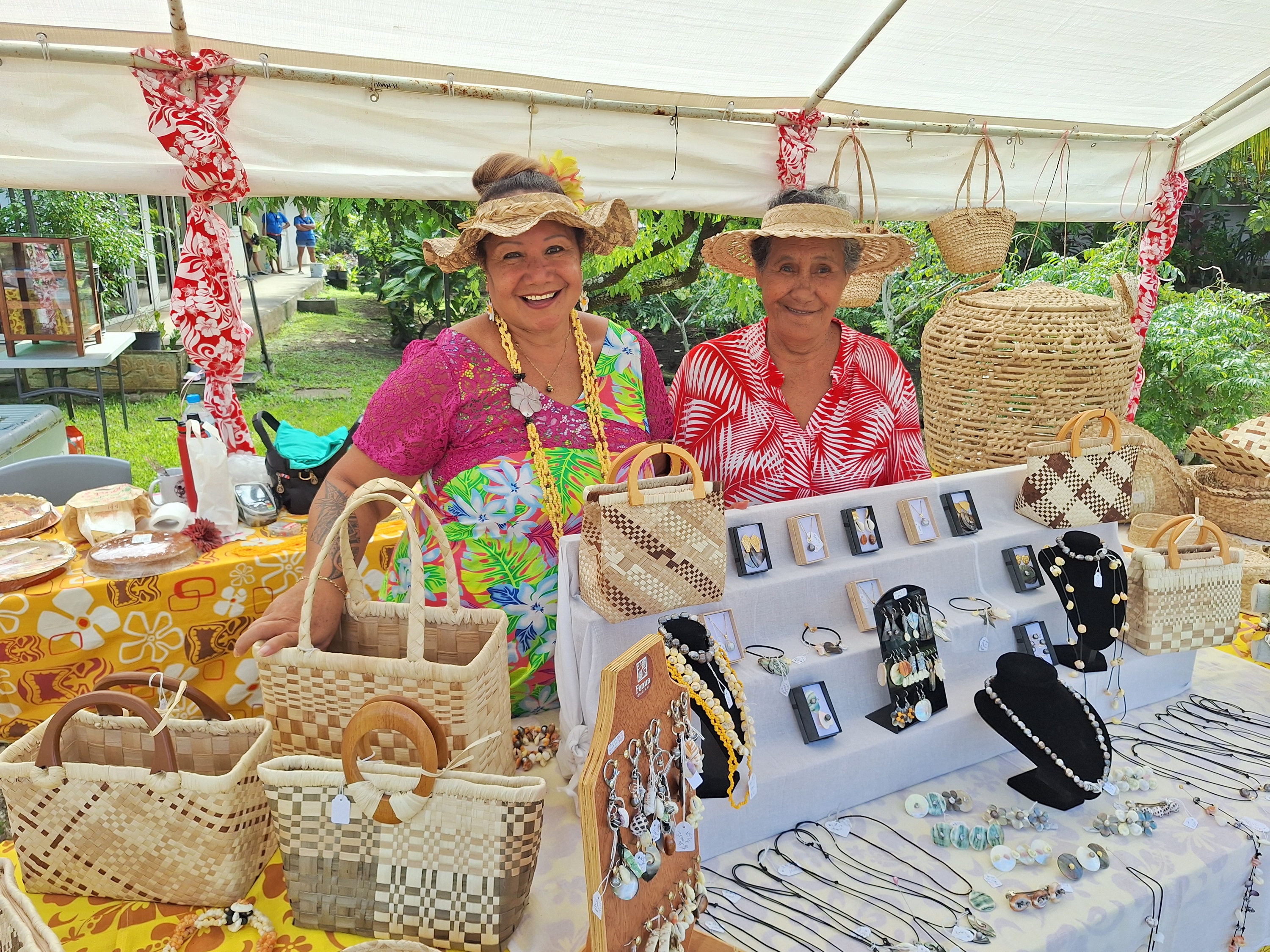 Malgré la situation, les artisanes de Papara gardent le sourire (Crédit : Anne-Charlotte Lehartel).