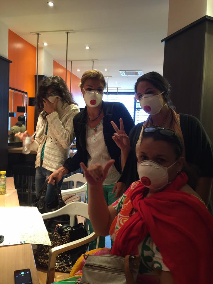 Pour se protéger du gaz lacrymogène, les Tahitiens ont dû porter un masque sur le visage.