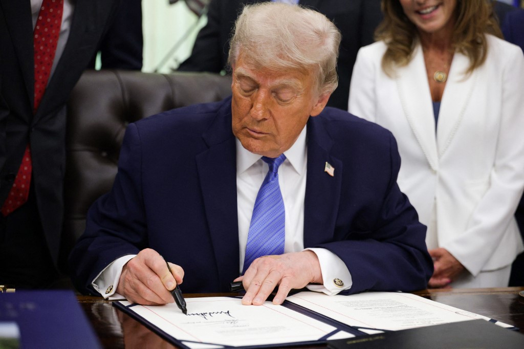 Trump affirme que les Etats-Unis vont "attaquer très durement" l'Iran