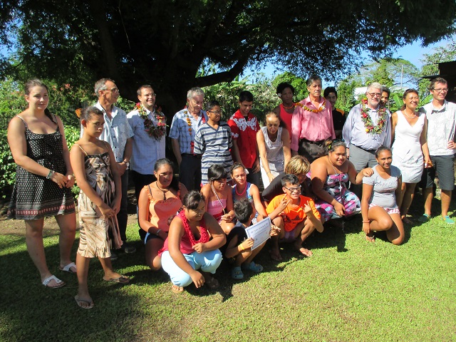 Les enfants du Fare Moe Tini posent aux côtés du vice-recteur Jean-Louis Baglan.