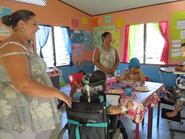 Bérangère Pretat, éducatrice, est en atelier avec trois enfants.