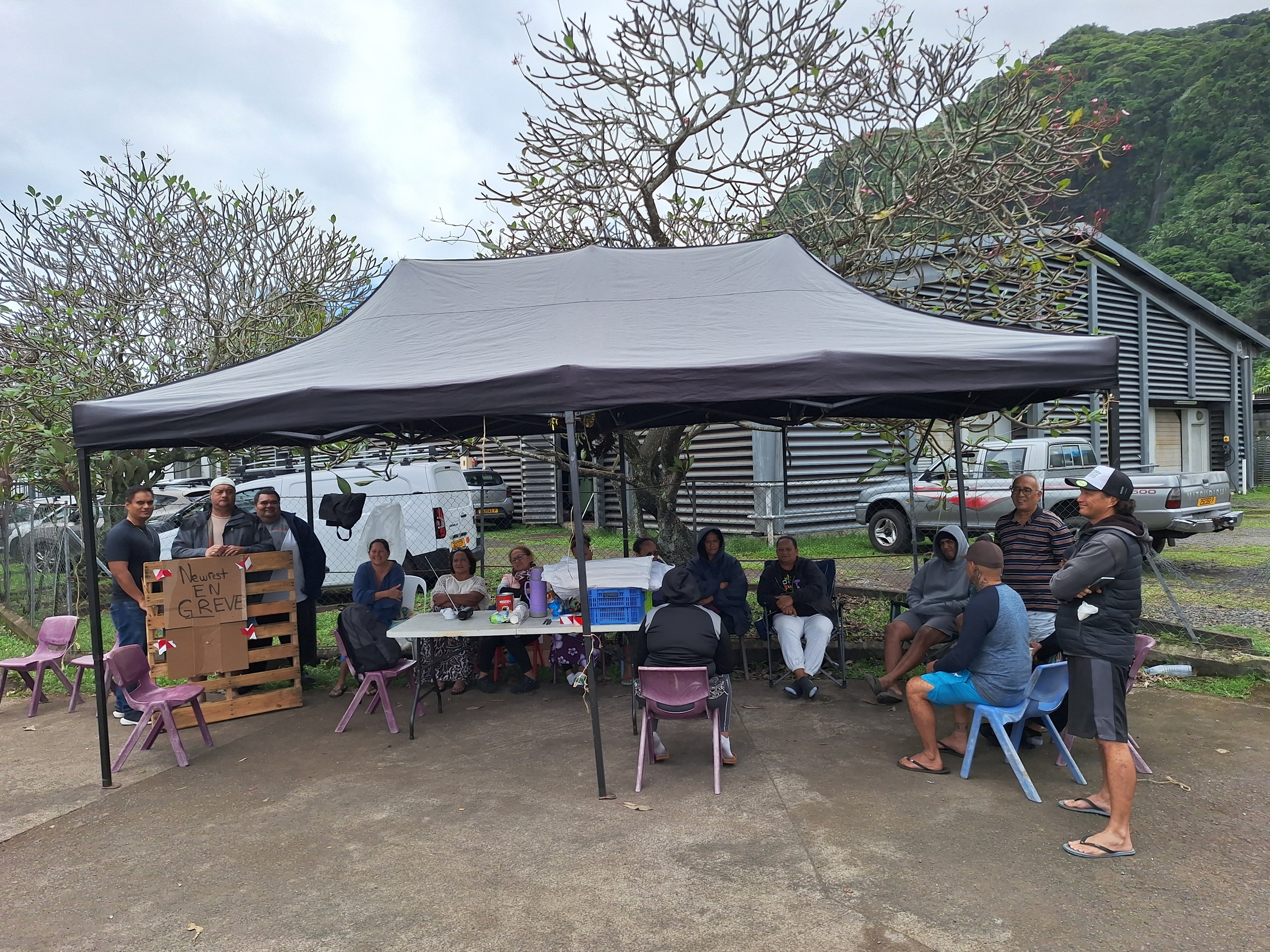 Lundi, en fin de matinée, une quinzaine de salariés étaient réunis devant la cuisine centrale de Papara (Crédit : Anne-Charlotte Lehartel).
