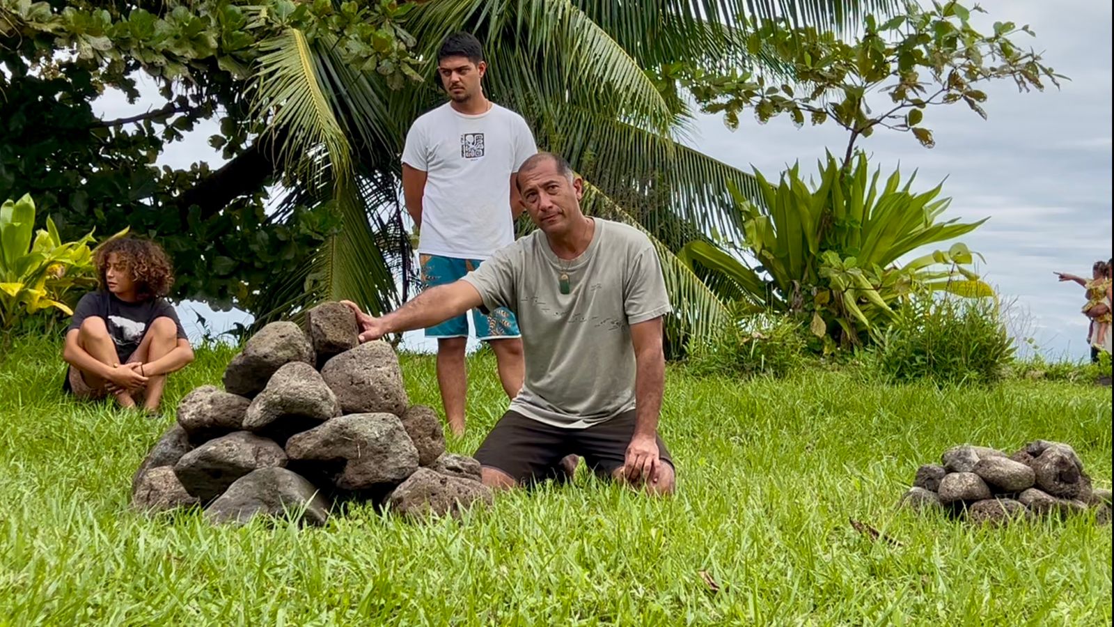 Les “maisons pour poissons” ancestrales présentées par Kāwika Winter, professeur à l’université de Hawai’i et représentant du réseau E Alu Pū (Crédit : Béatrice Bambridge).