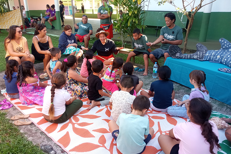 Les baleines accueillies par les enfants de Paopao