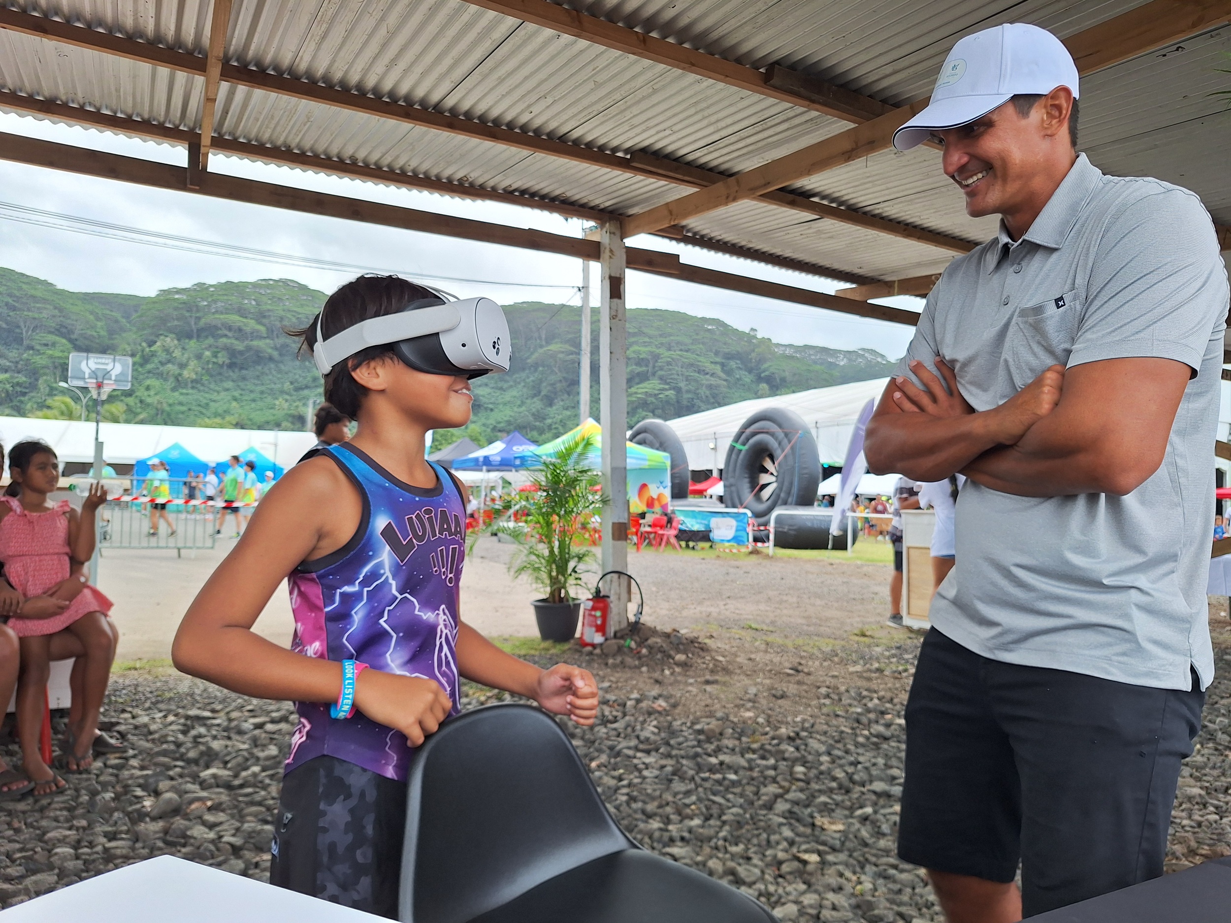 Sur la vague de Teahupo’o en réalité virtuelle avec le surfeur Tikanui Smith.