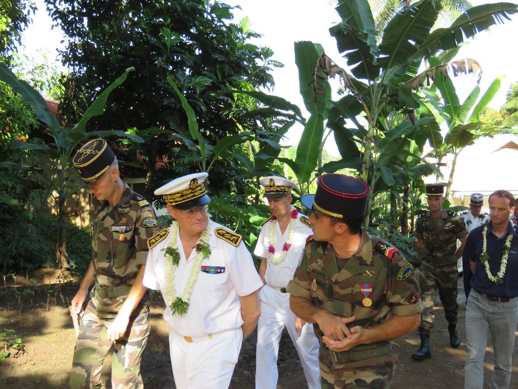 présentation du RSMA de Hiva Oa à René Bidal, le nouveau Haut-Commissaire
