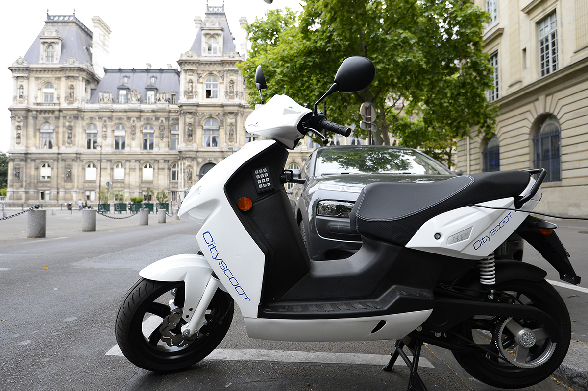 Les scooters électriques en libre service dès mardi dans les rues de Paris