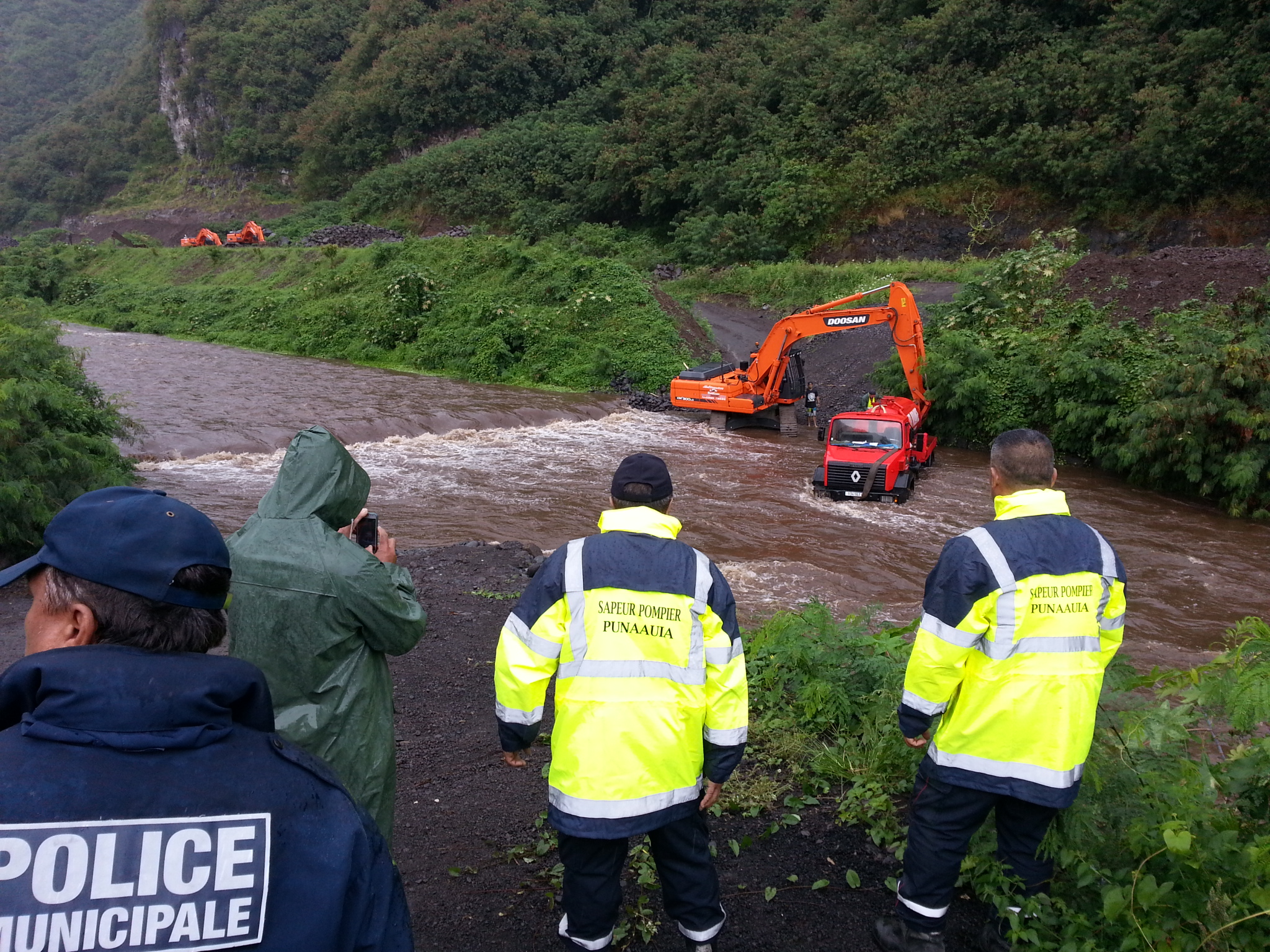 Un camion en difficulté dans la rivière de la ZI de la Punaruu.