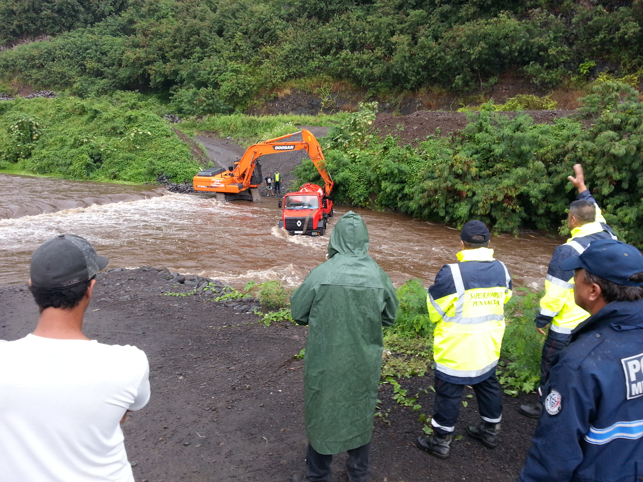 Un camion en difficulté dans la rivière de la ZI de la Punaruu.