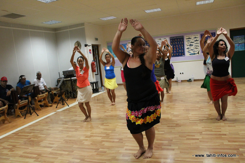 Les danseuses du stage ainsi que une de leurs professeurs (au premier plan) lors de leur premier jour.