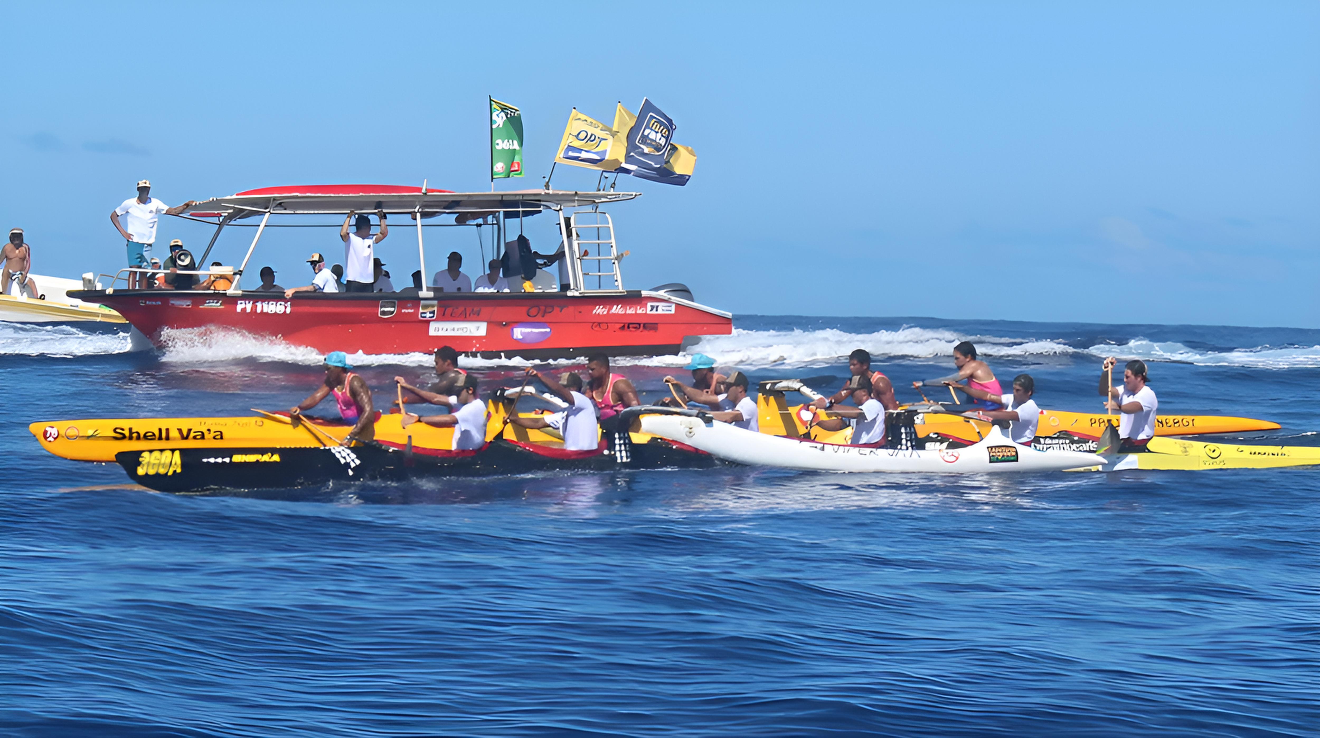 Les bateaux suiveurs ont pu assister à un sensationnel combat entre Team OPT et Shell Va’a dans la dernière partie du Fa’a’ati Moorea.