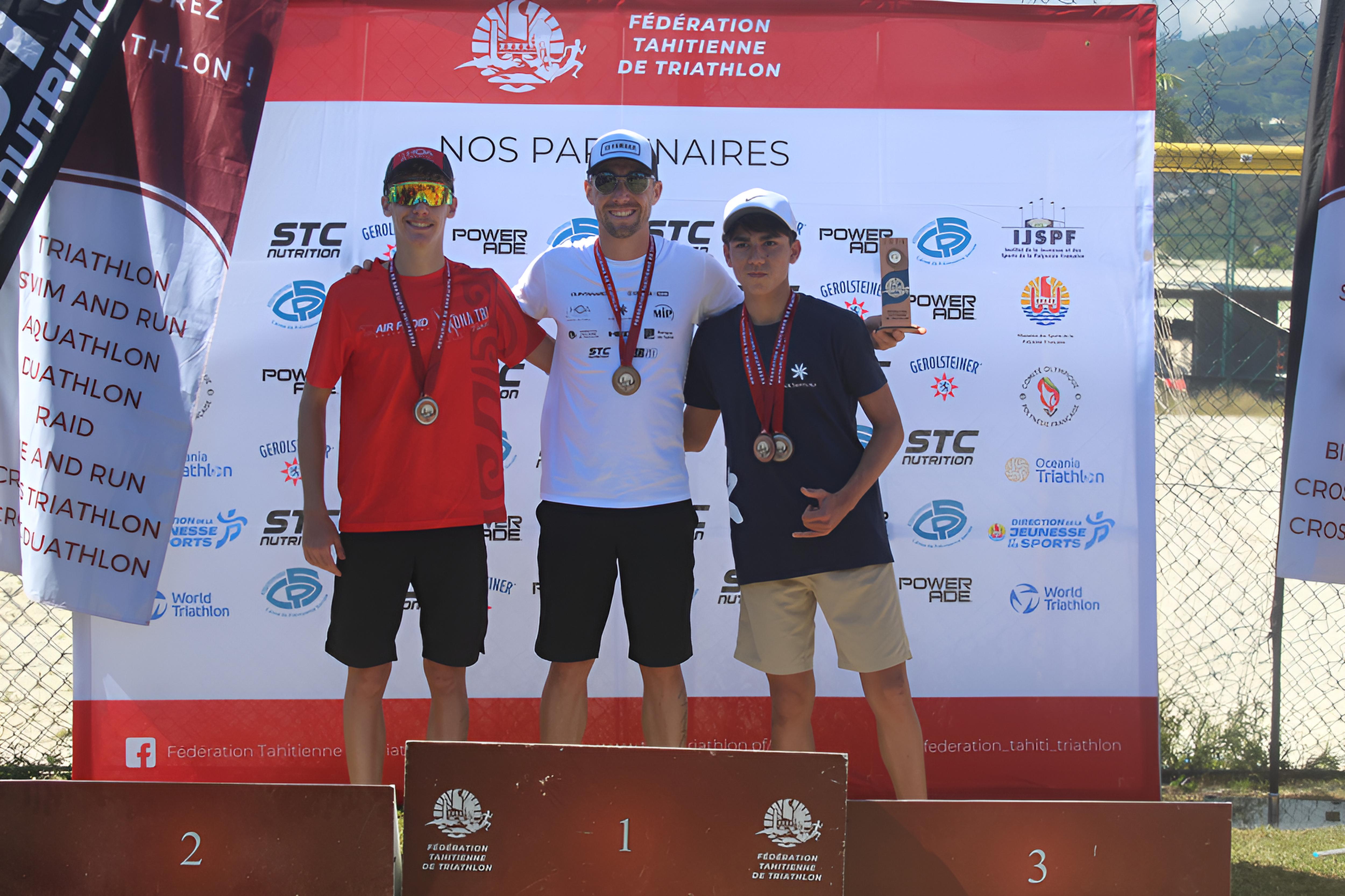 Le podium du Championnat de Polynésie de triathlon avec Théophile Sery (2), Benjamin Zorgnotti (1) et Manea Vincenti (3).