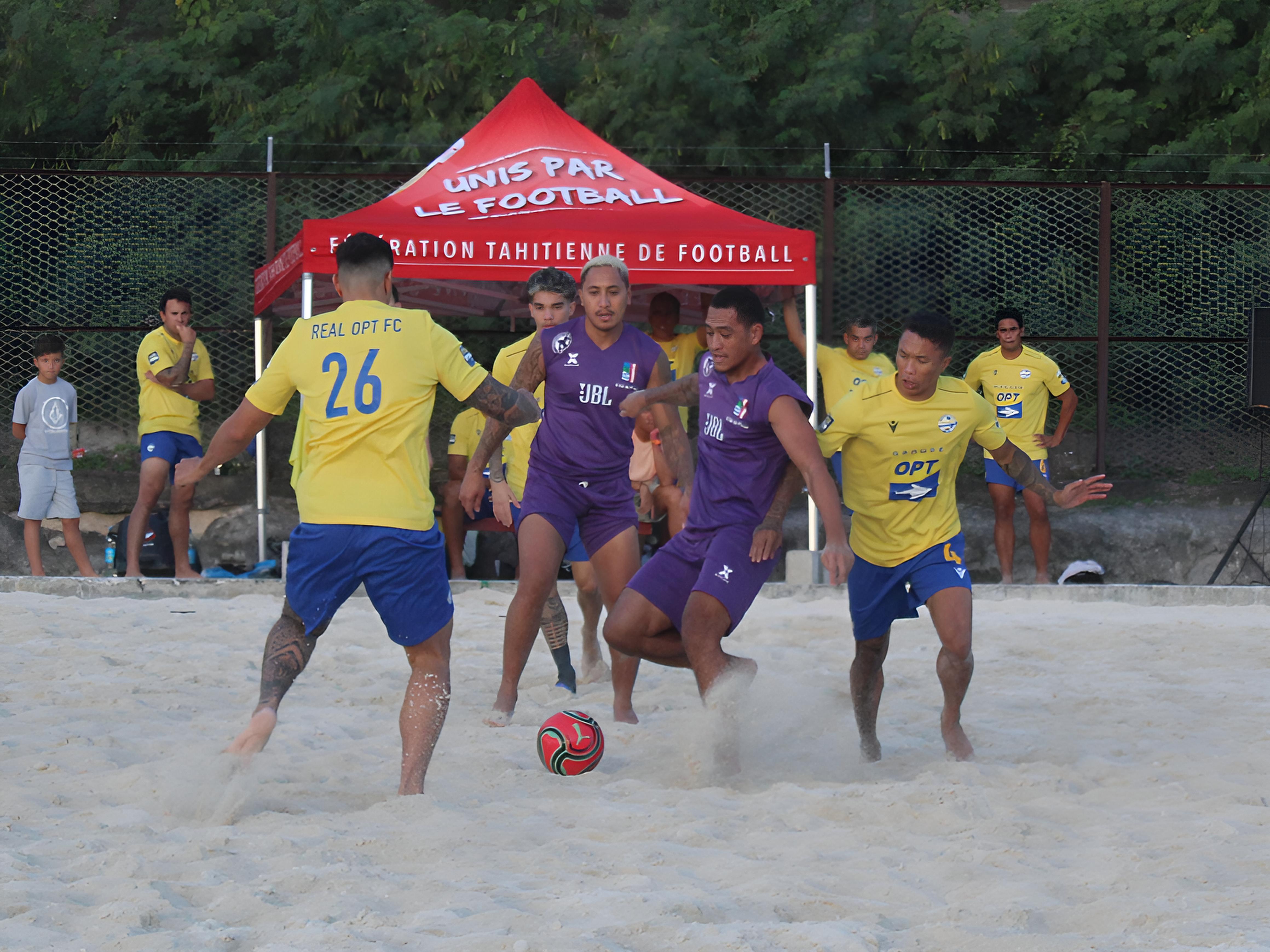 À l’image de la rencontre Real OPT-Tenaho, la première journée du Tahiti Beach Soccer Tour a démontré que le beach soccer tahitien était toujours compétitif.