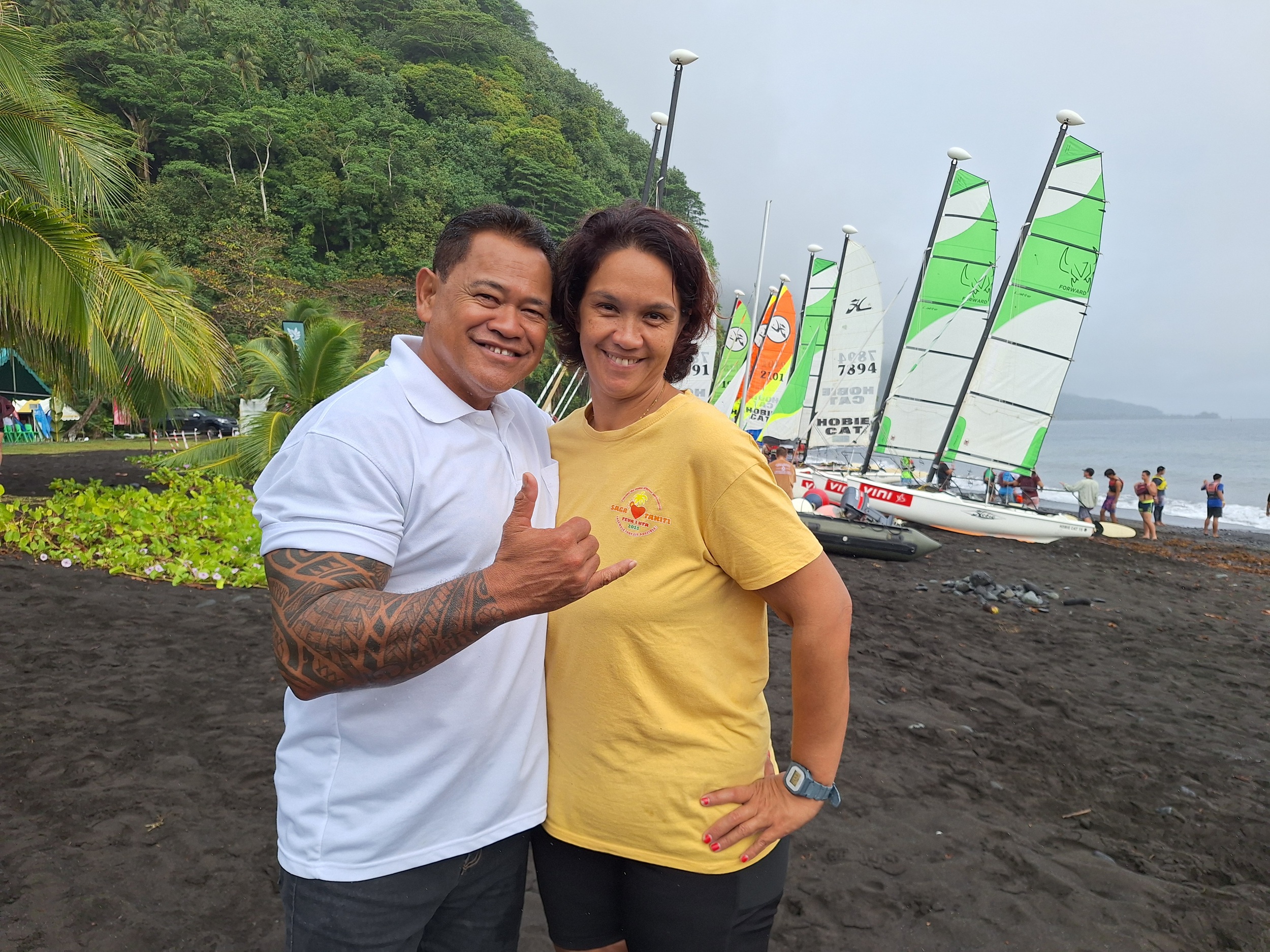 Le maire délégué de Tautira, Arnold Toheira, et la directrice de l’école de voile d’Arue, Tina Lioux, ont peaufiné les derniers détails en cette journée de lancement.