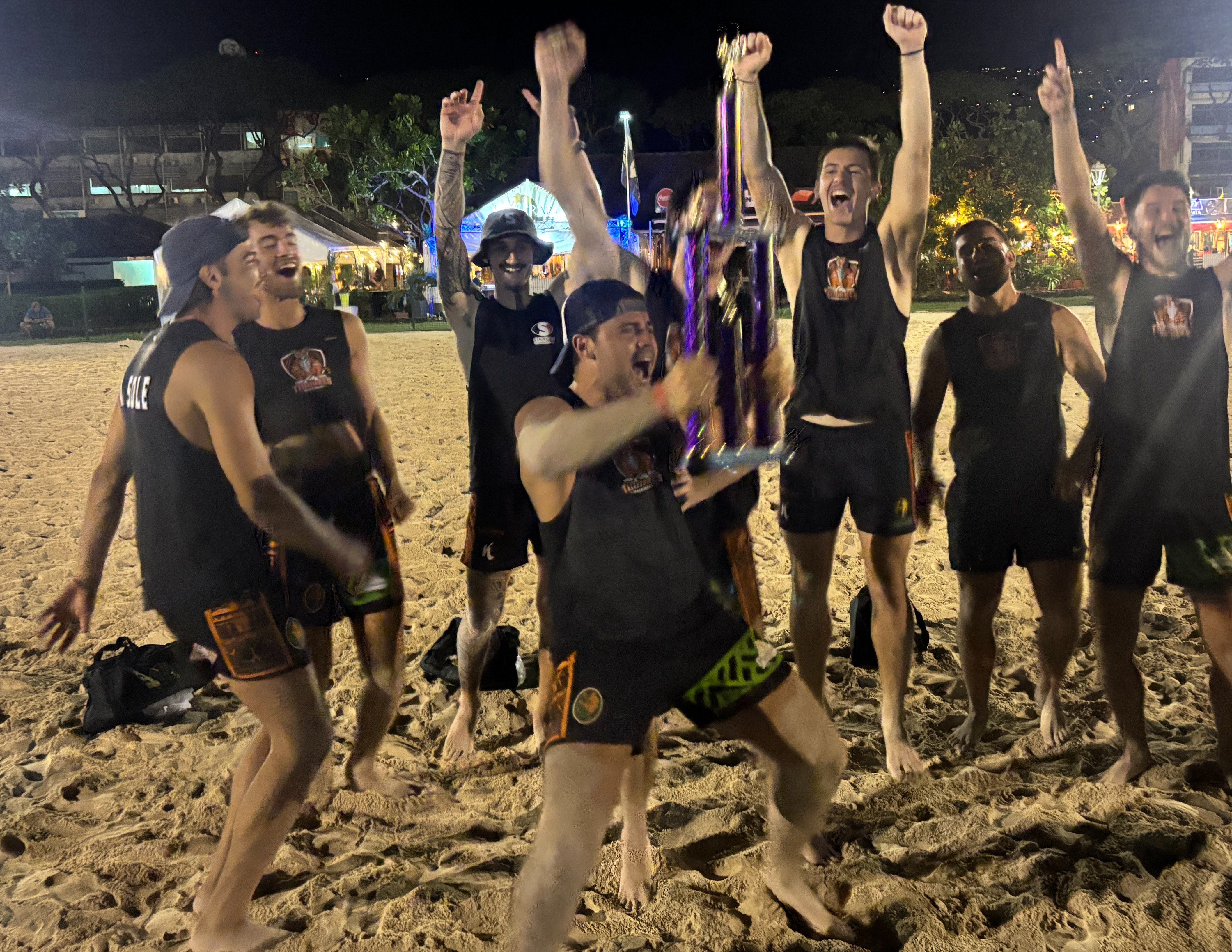 L'équipe des Tigres de Punaauia célèbre avec le trophée du tournoi.