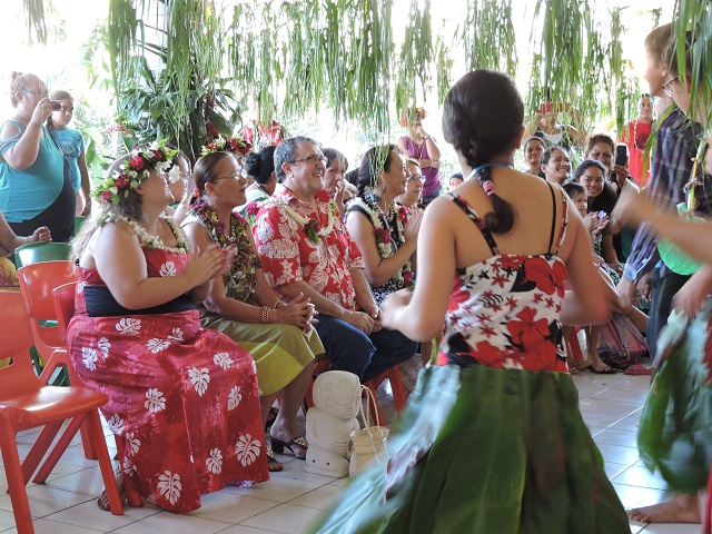 Marie Perrard, responsable de site (à gauche), Christian Fouet, directeur de l'IIME (au centre), Tea Frogier, ministre des Solidarités (à droite) ont assisté au spectacle.