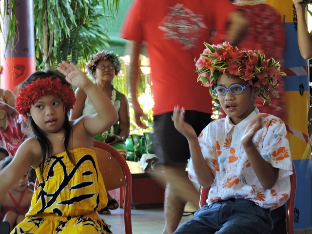 Les enfants ont présenté des PĀTA'UTA'U (comptines). Ici, ce chant leur a permis d'apprendre les différentes parties du corps. En chantant et en s'amusant, l'apprentissage se fait plus facilement.