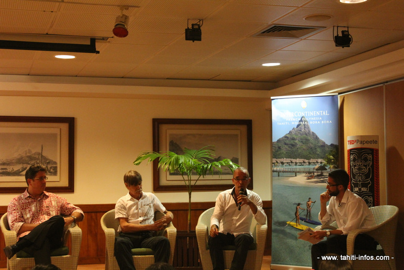 Les intervenants lors du panel de discussion : Paul Sloan (Tahiti tourisme), Gilles Parzy (entrepreneur bio) et Eric Raffis (architecte) ainsi que l'organisateur, Philippe Lemonnier.