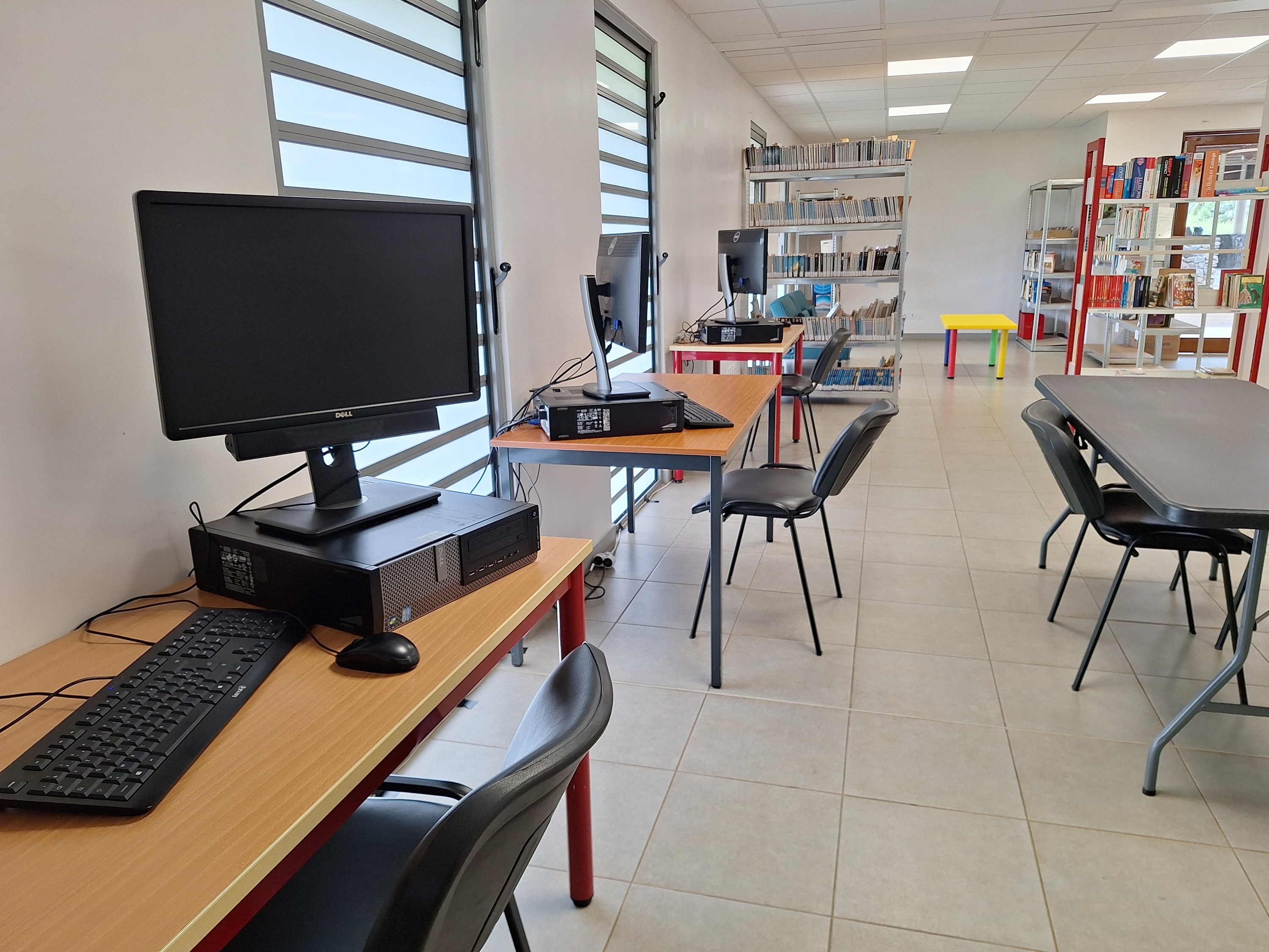 Trois postes informatiques sont accessibles sur place.