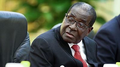 Zimbabwe : prison pour ne pas avoir laissé passer le convoi de Mugabe (médias)