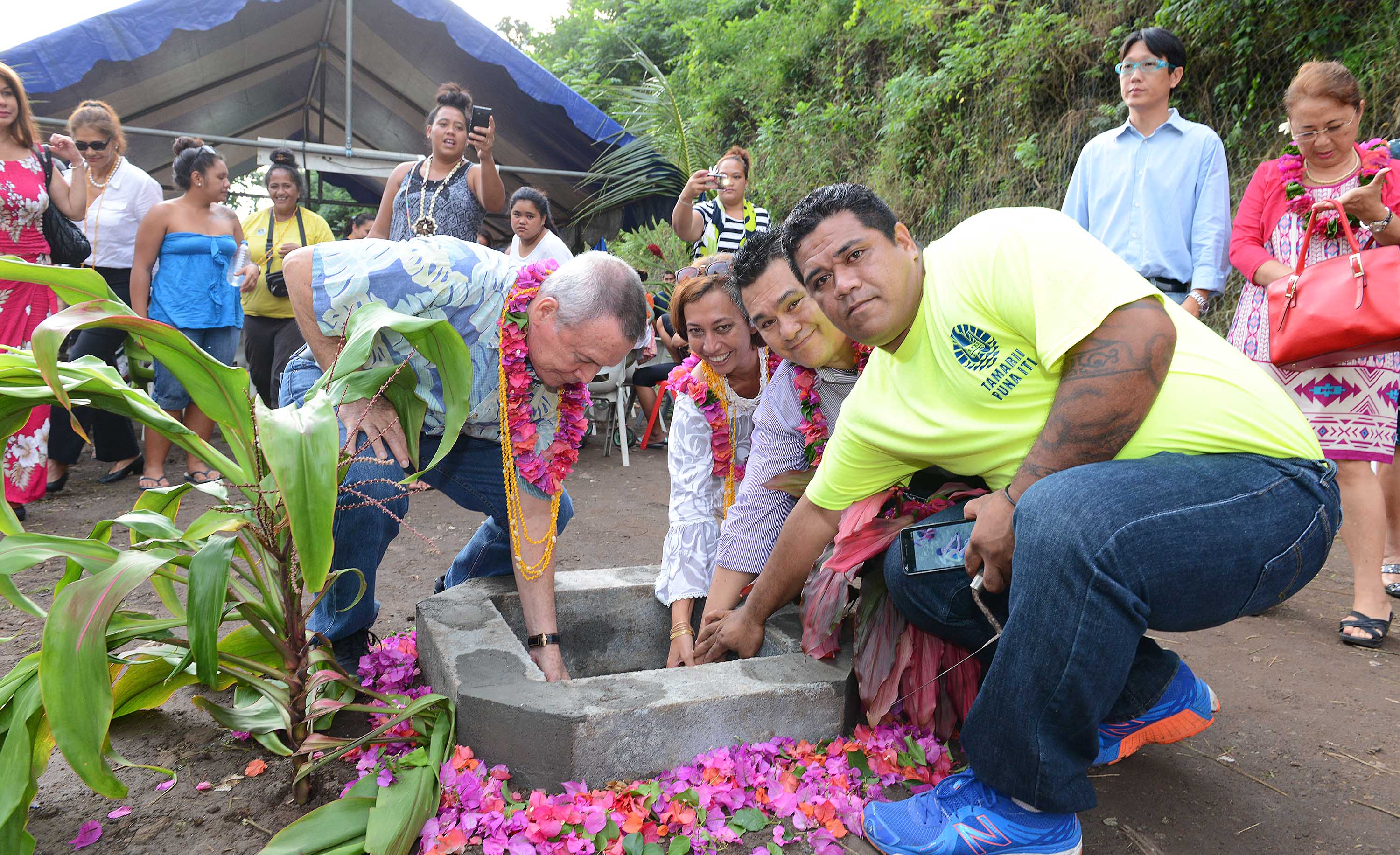Lors de la cérémonie de pose de la première pierre du futur espace de loisir de Punanui (Punaauia), vendredi après-midi.