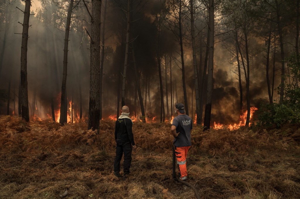 Mégafeu: lutte acharnée des pompiers contre les reprises d'incendie en Gironde