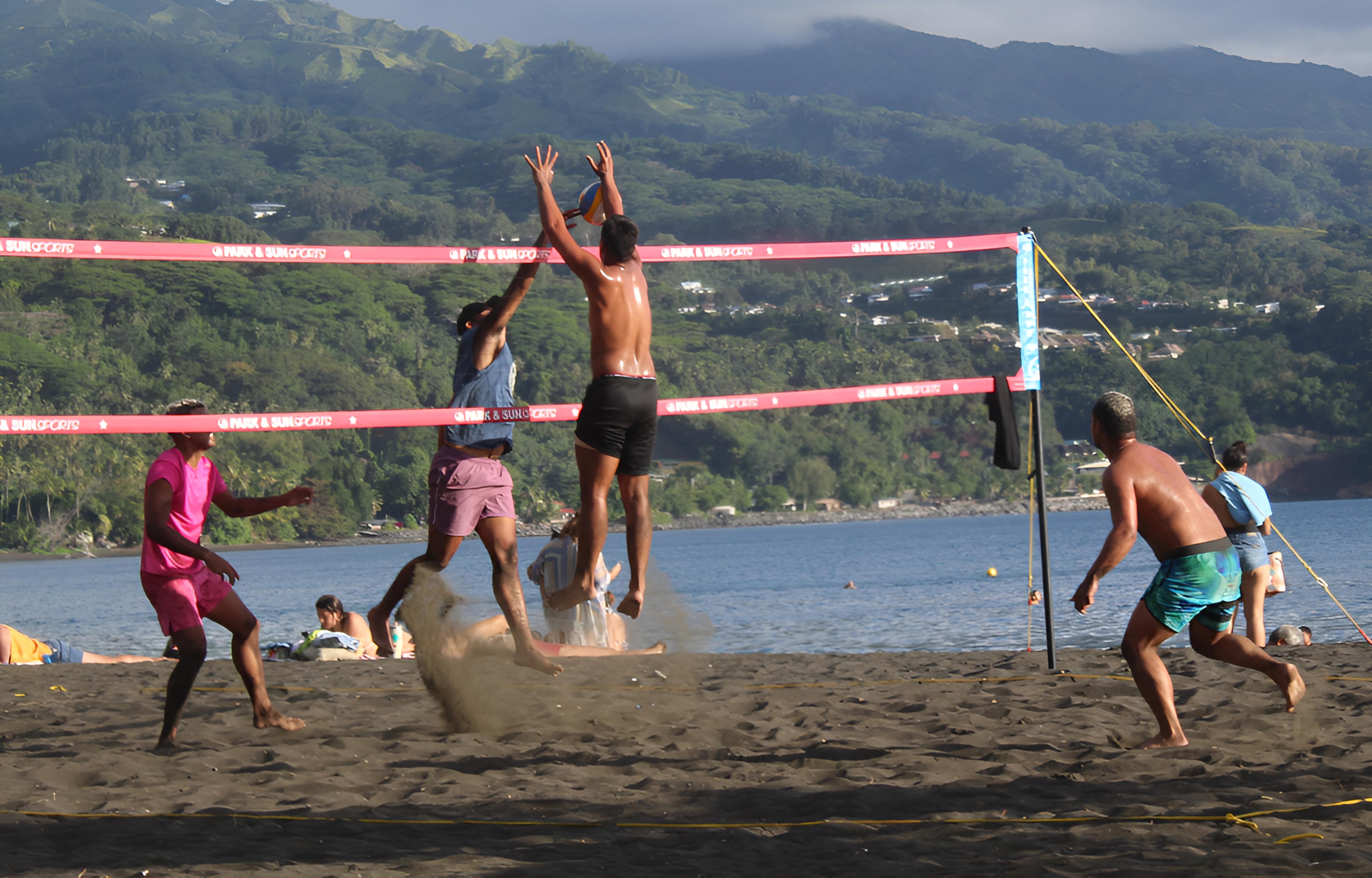 La pointe Vénus offre un cadre idyllique pour le beach volley, mais les participants à la deuxième étape du tournoi fédéral, samedi, ont tout donné physiquement comme ici lors de la finale hommes.