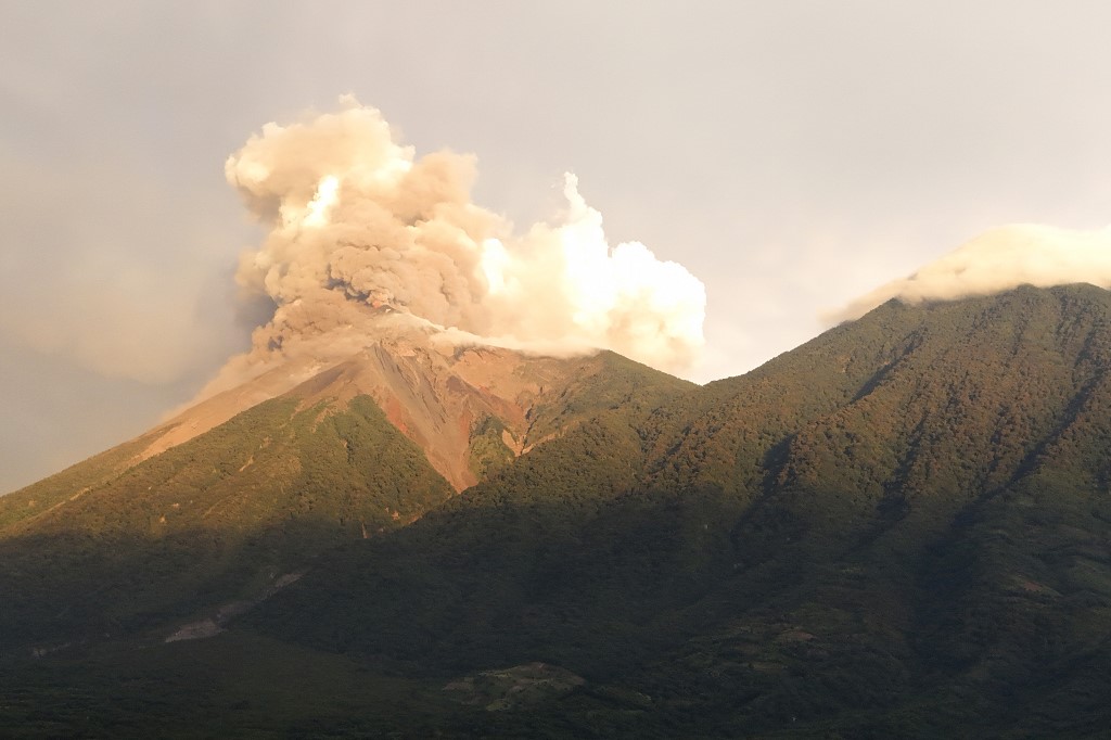 Guatemala: alerte maximale face à l'éruption du volcan de Fuego, des centaines d'évacués