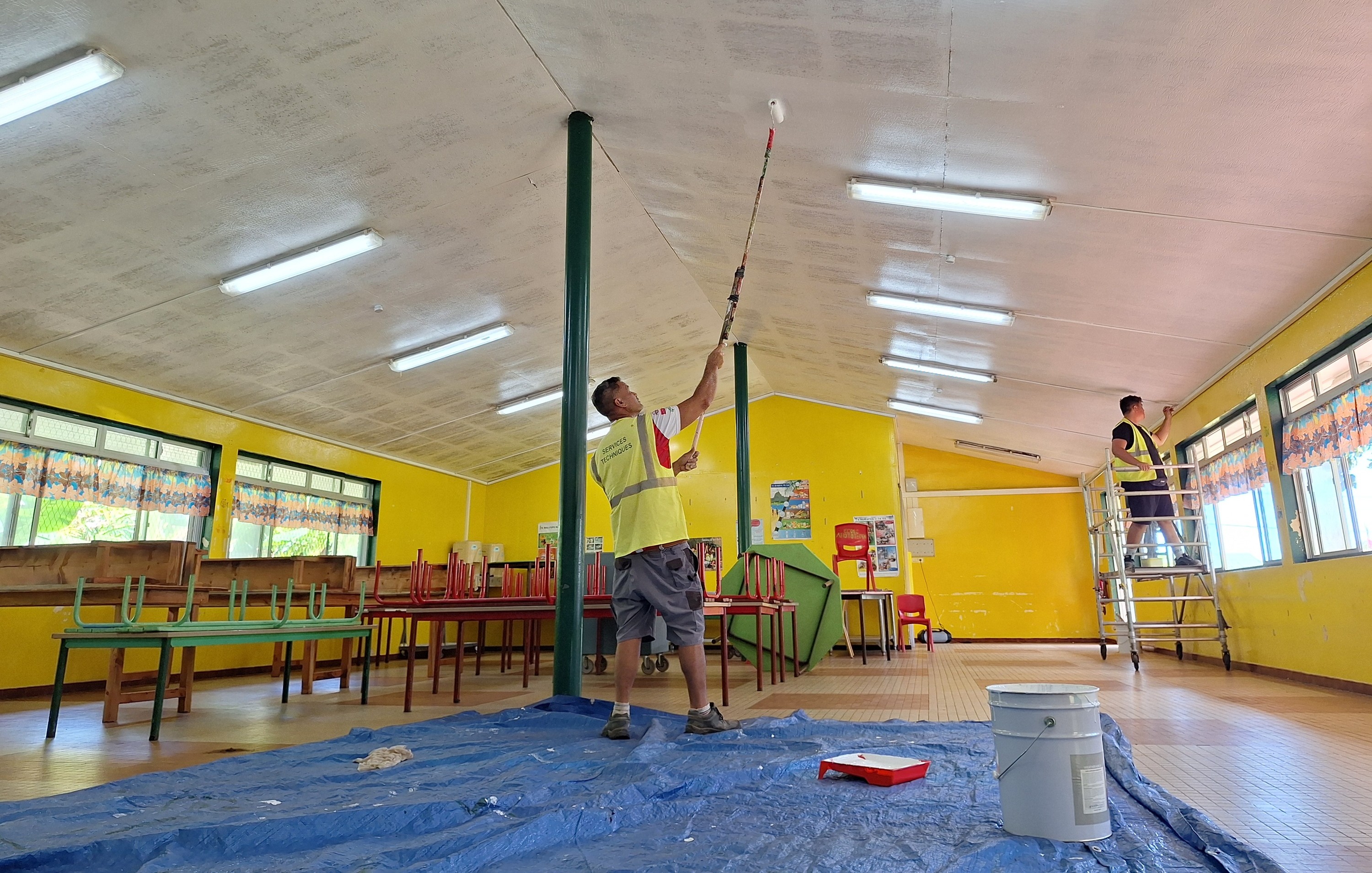 Dernières touches de peinture à l’école Ahototeina de Teahupo’o (Crédit : Anne-Charlotte Lehartel)