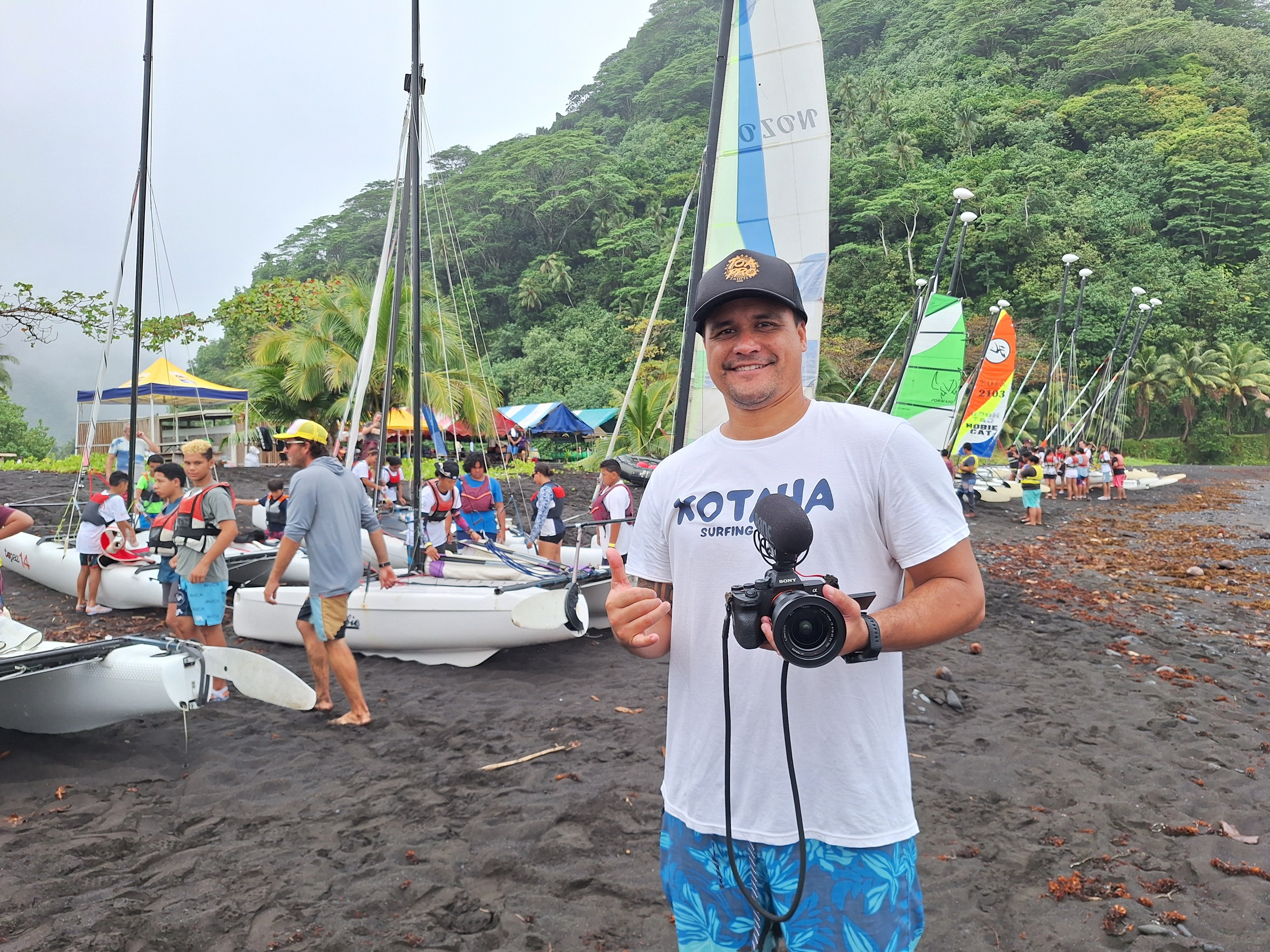 Au-delà des voiles et des sourires, Heivini Le Gléau se focalise sur les enjeux concrets de la Saga (Crédit photos : Anne-Charlotte Lehartel et Kotaha/Saga).