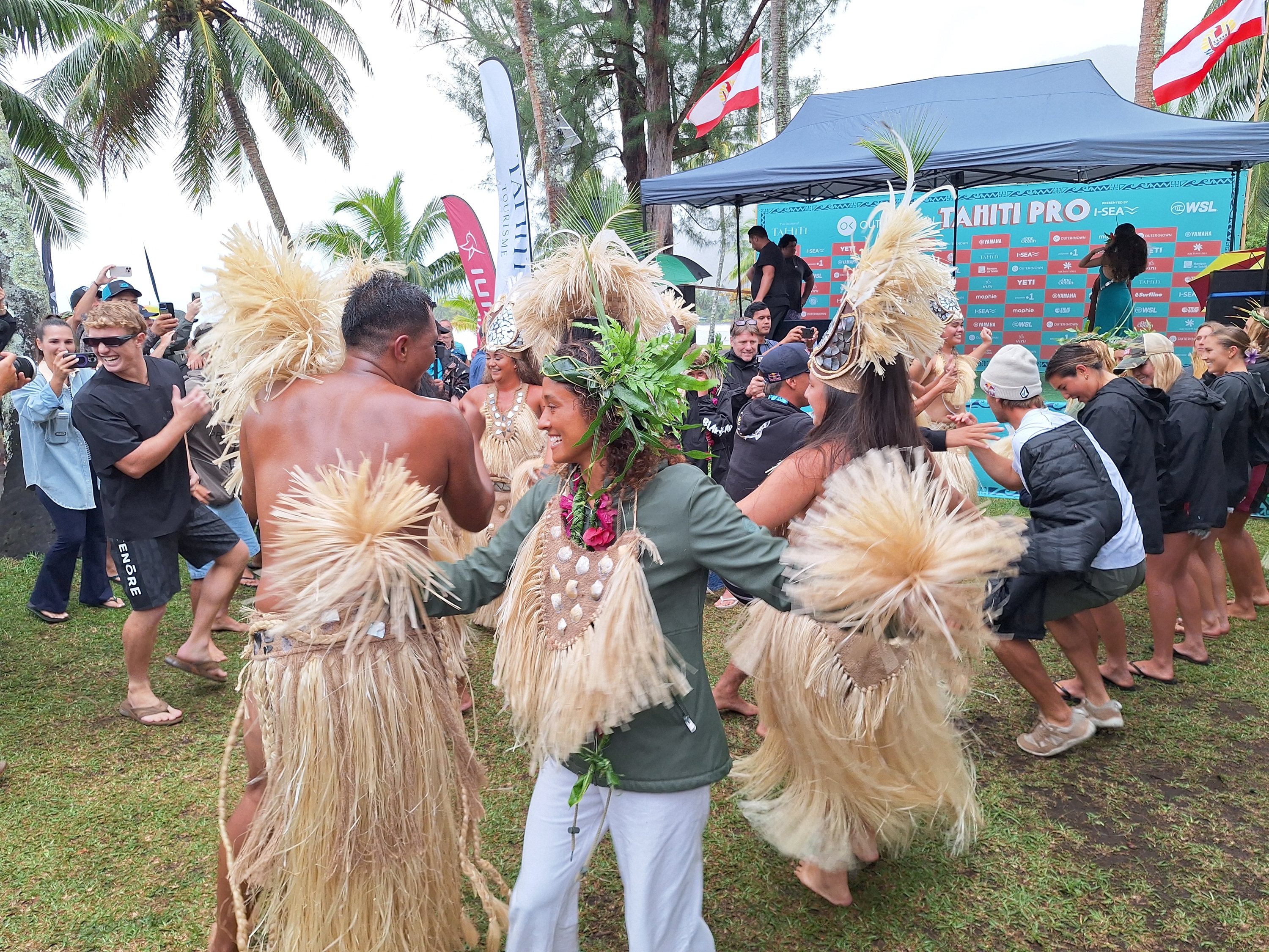 La danse avant la compétition pour les surfeurs à Teahupo’o (Crédit : Anne-Charlotte Lehartel).