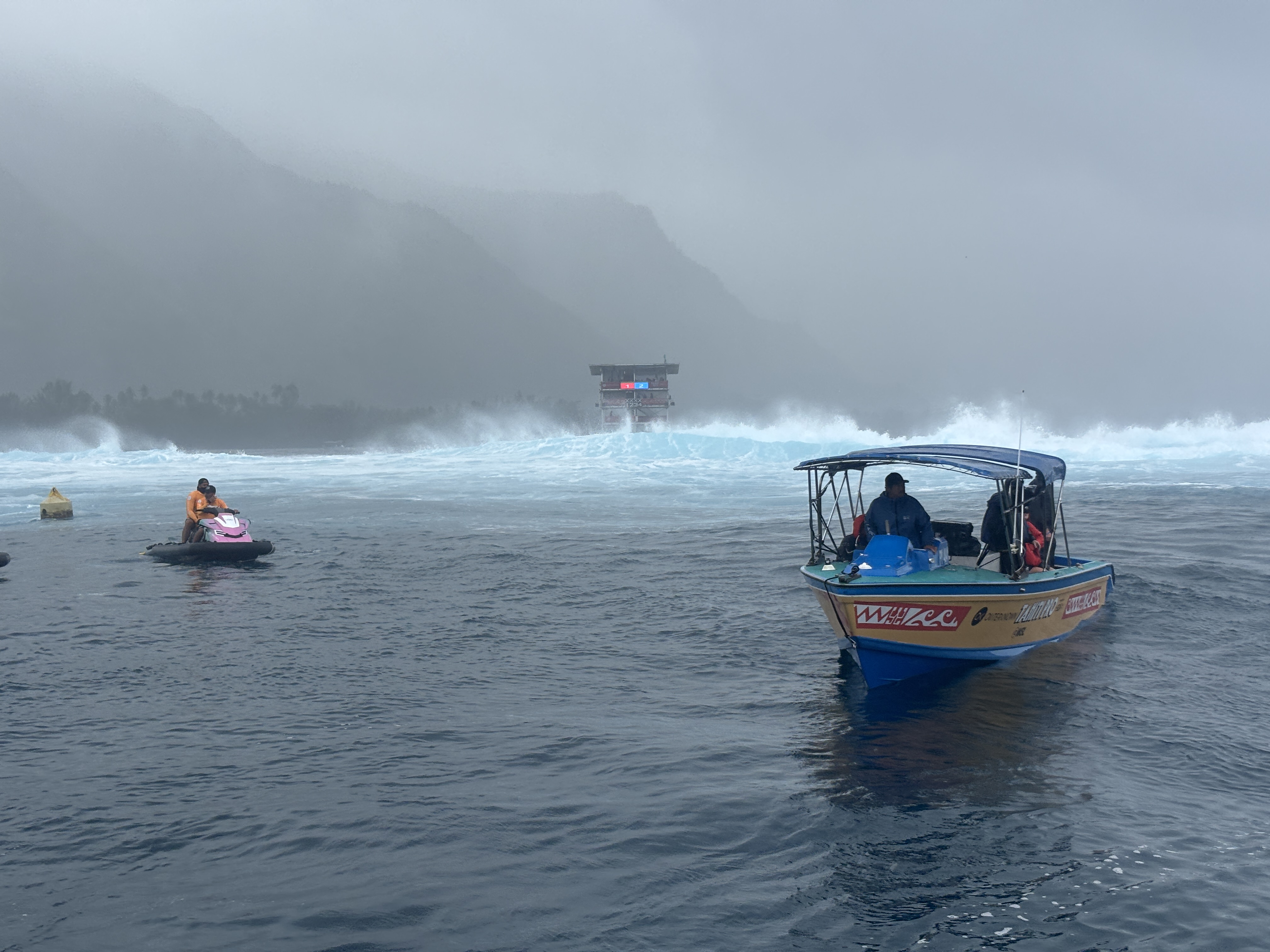 Kauli Vaast et Kelly Slater se qualifient dans des conditions dantesques