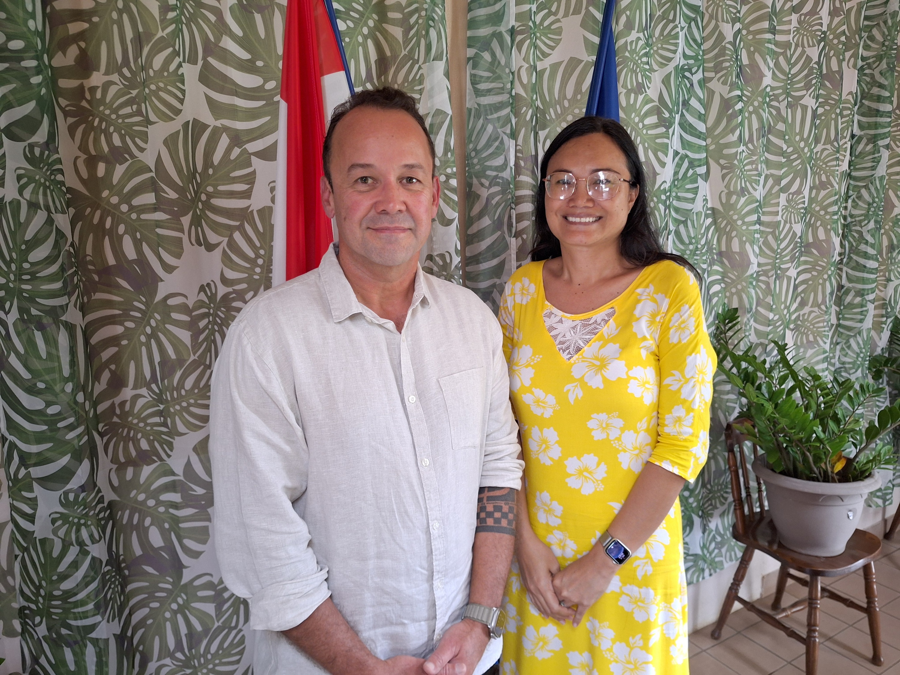 Steeve Hamblin et sa suppléante, Tauatea Taaviri-Junot, ont donné le coup d’envoi de leur campagne, ce mercredi, à Vairao (Crédit : Anne-Charlotte Lehartel).