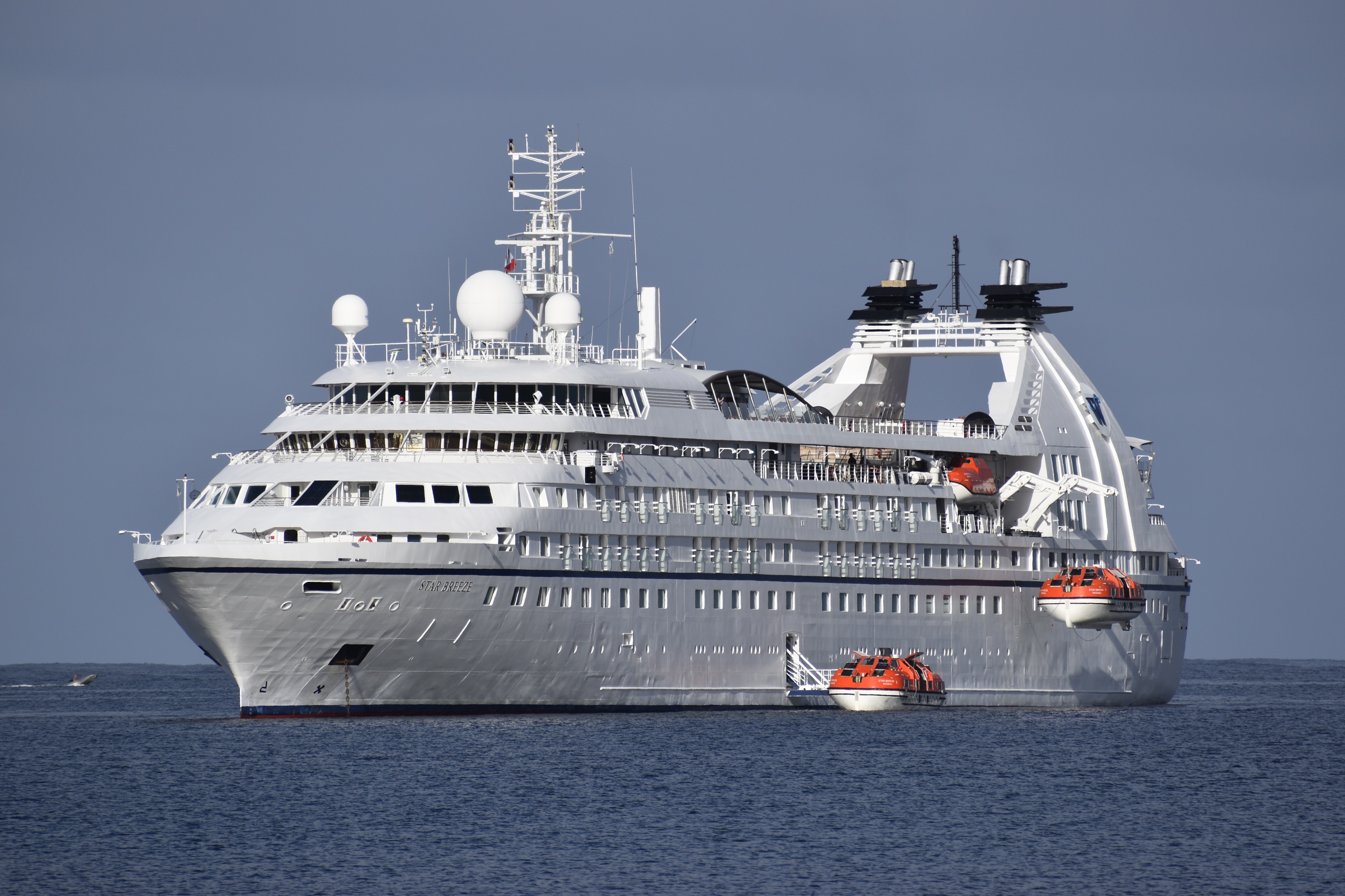 Le Star Breeze en escale dans la baie de Vairao, dimanche matin.