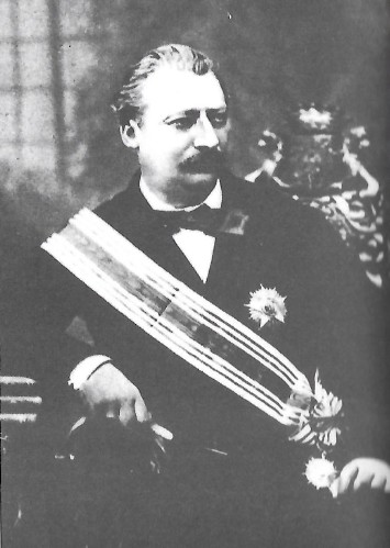 Le marquis du Breil de Rays, dans sa tenue de “souverain” de la Nouvelle-France océanienne : il n’avait jamais mis un pied dans notre région, mais son grand-oncle, Hilarion du Breil de Rays Port-Briand fit le tour du monde avec Lapérouse, en tant que second sur la Boussole.