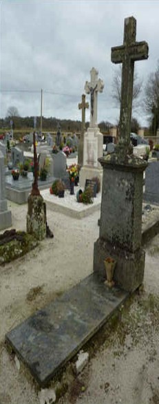 Voici ce que l’on peut lire sur la tombe du marquis : FAMILLE du BREIL de RAYS. ICI REPOSENT Monsieur Charles Bonnaventure Marie DUBREIL Marquis de RAYS Né le 2 janvier 1832 Décédé le 29 juillet 1893. Priez pour lui (ndlr : et sa fille Emelie Marie, morte à un an). Aucune allusion à Port-Breton…