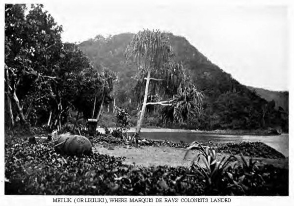 A Likiliki aussi, de restes de la tragique tentative de colonisation rouillèrent de nombreuses années sur la plage et dans la forêt avoisinante.