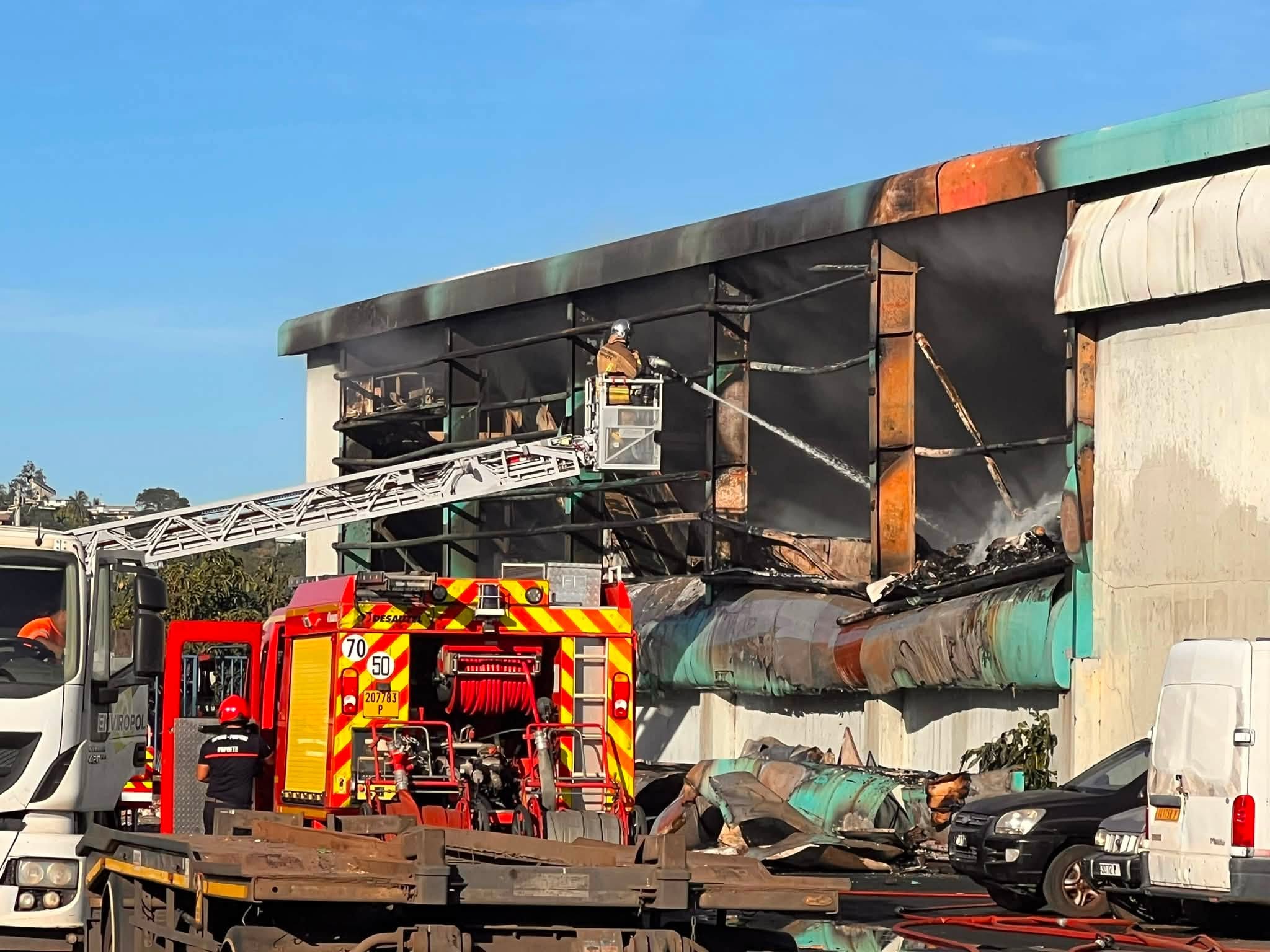 Le feu est maîtrisé à Motu Uta, un pompier légèrement blessé